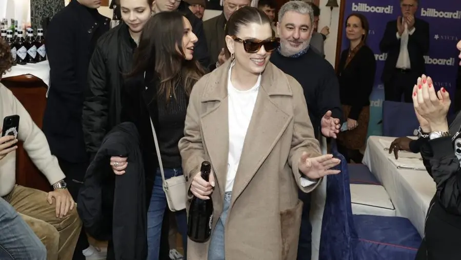 Emma Marrone con una bottiglia di Nycta