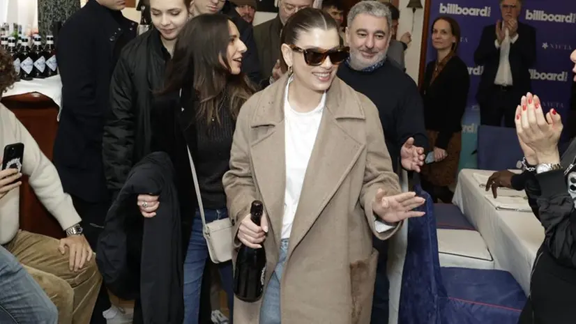 Emma Marrone con una bottiglia di Nycta