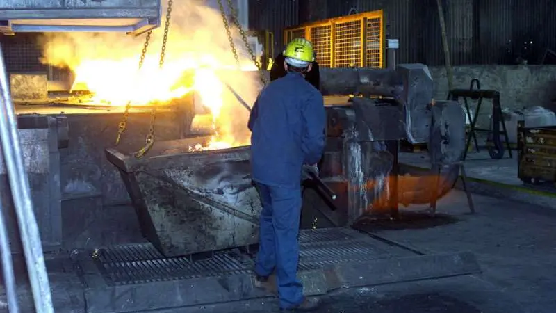 Metalmeccanici: un fonditore al lavoro - © www.giornaledibrescia.it