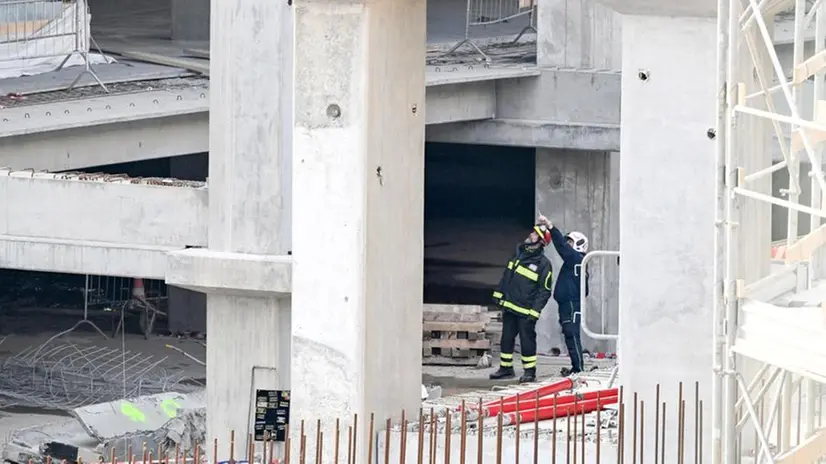 Vigili del fuoco e forze dell'ordine nel cantiere crollato a Firenze - Foto Claudio Giovannini Ansa © www.giornaledibrescia.it