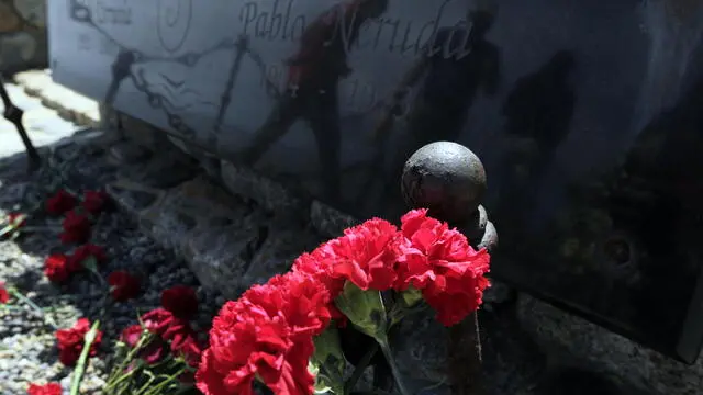 epa10879483 Flowers on the grave of late Chilean poet and writer Pablo Neruda during the commemoration of his 50th death anniversary, in Isla Negra, Chile, 23 September 2023.  EPA/Javier Martin