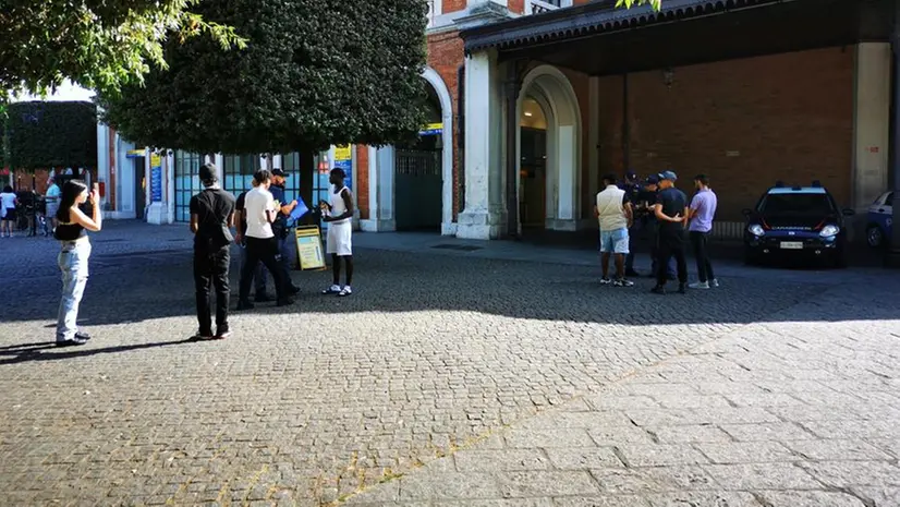 Controlli su gruppi di ragazzi alla stazione ferroviaria - © www.giornaledibrescia.it