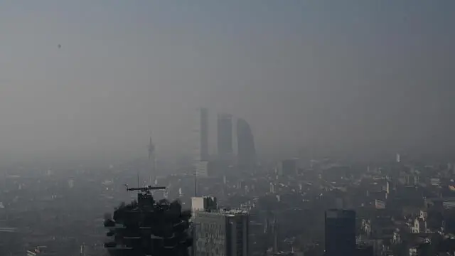 L'area delle Tre Torri vista da Palazzo Lombardia, Milano, 20 febbraio 2024. Resta oltre i limiti consentiti la concentrazione di polveri sottili in quasi tutta la Lombardia dove in 9 province, Milano compresa, da oggi sono in vigore le misure antismog di primo livello come il divieto di circolazione dei mezzi più inquinanti durante il giorno. ANSA/DANIEL DAL ZENNARO