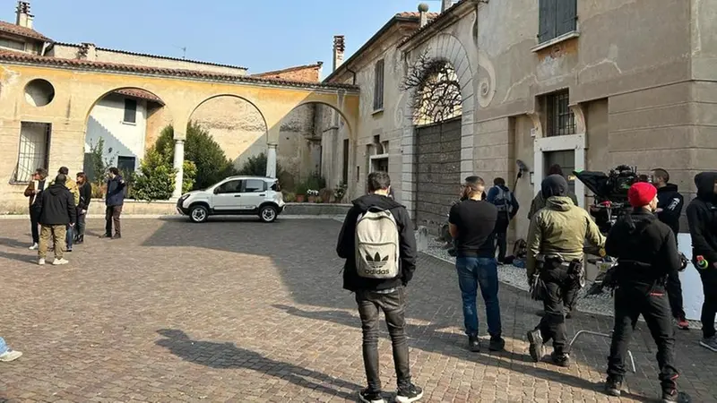 Un momento delle riprese all'angolo di via Castello