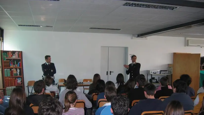 Un momento di una «lezione» di legalità con la Polizia locale (foto d'archivio) - Foto © www.giornaledibrescia.it