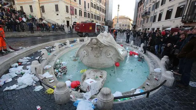 La fontana di Piazza Spagna presa d'assalto dai tifosi del Feyenoord, Roma, 19 febbraio 2015. ANSA/VINCENZO TERSIGNI