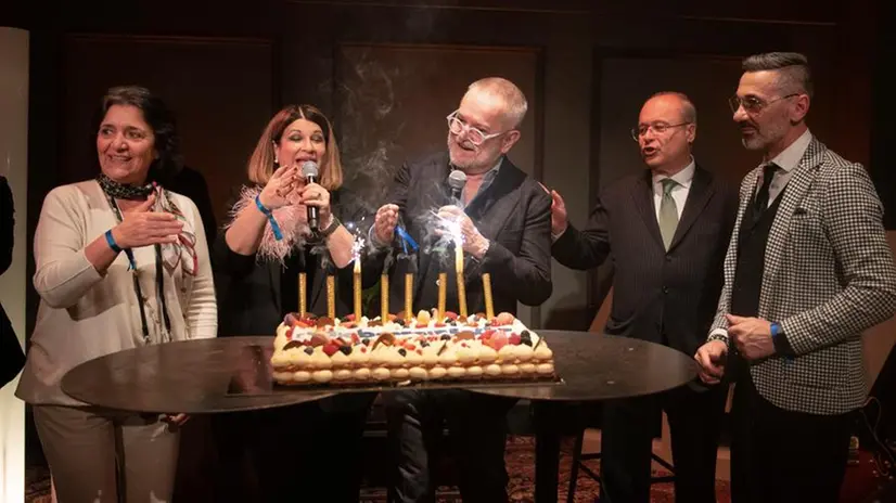 Il taglio della torta alla festa di Radio Bresciasette