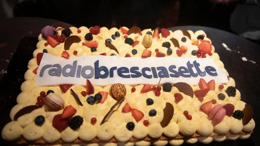 Il taglio della torta alla festa di Radio Bresciasette