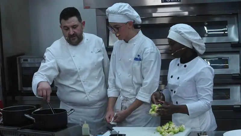 Chef Piercarlo Zanotti con gli studenti del Cfp Zanardelli