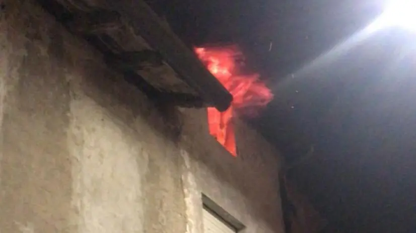 Le fiamme sono divampate dal sottotetto - Foto Vigili del fuoco © www.giornaledibrescia.it