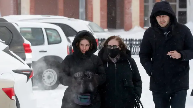 epa11165619 Lyudmila Navalnaya (C), mother of Alexei Navalny, walks accompanied by lawyers after visiting the Investigative Committee in Salekhard, Yamalo-Nenets region, Russia, 19 February 2024. Russian opposition leader and outspoken Kremlin critic Alexei Navalny has died aged 47 in a penal colony, the Federal Penitentiary Service of the Yamalo-Nenets Autonomous District announced on 16 February 2024. A prison service statement said that Navalny 'felt unwell' after a walk on 16 February, and it was investigating the causes of his death. In late 2023, Navalny was transferred to an Arctic penal colony considered one of the harshest prisons. EPA/ANATOLY MALTSEV