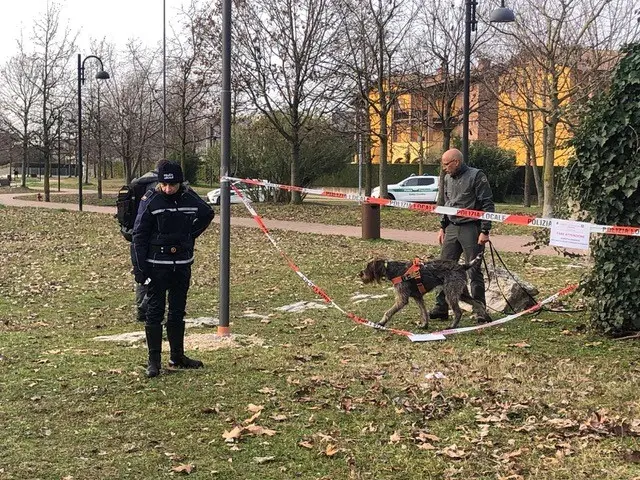 Gli agenti della Polizia locale di Sirmione controllano il parco dopo il ritrovamento di esche avvelenate