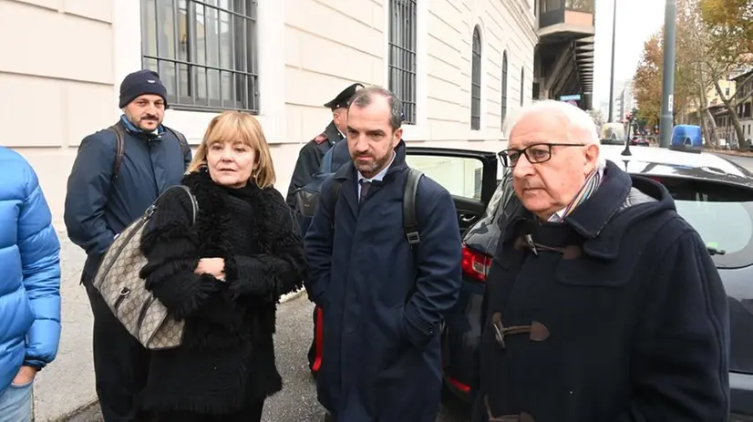 Manlio Milani con alcuni avvocati di parte civile - Foto Gabriele Strada/Neg © www.giornaledibrescia.it