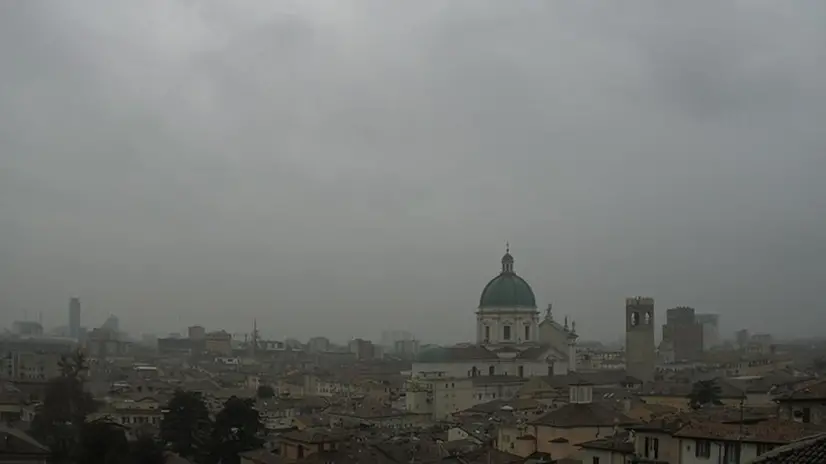 La nostra città sotto le nubi e le piogge di ieri - Foto di Nicola Gelfi