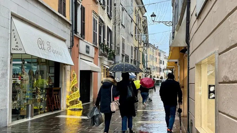 Una delle prime giornate di saldi in centro - Foto Marco Ortogni Neg © www.giornaledibrescia.it