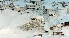 APA93-19990225-GALTUER, TYROL, AUSTRIA: Aerial view taken on Thursday, 25 February 1999, by the Austrian Army of the ski resort of Galtuer, where an airbridge to evacuate tourists and residents was resumed on Thursday. The resort was hit by a massive snowslide on Tuesday killing at least 27 people, while four people remain buried under the snow, rescue officials said.       EPA PHOTO         APA/HBF/MINICH/HDS/kr