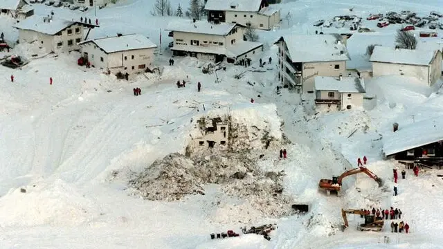 APA93-19990225-GALTUER, TYROL, AUSTRIA: Aerial view taken on Thursday, 25 February 1999, by the Austrian Army of the ski resort of Galtuer, where an airbridge to evacuate tourists and residents was resumed on Thursday. The resort was hit by a massive snowslide on Tuesday killing at least 27 people, while four people remain buried under the snow, rescue officials said.       EPA PHOTO         APA/HBF/MINICH/HDS/kr