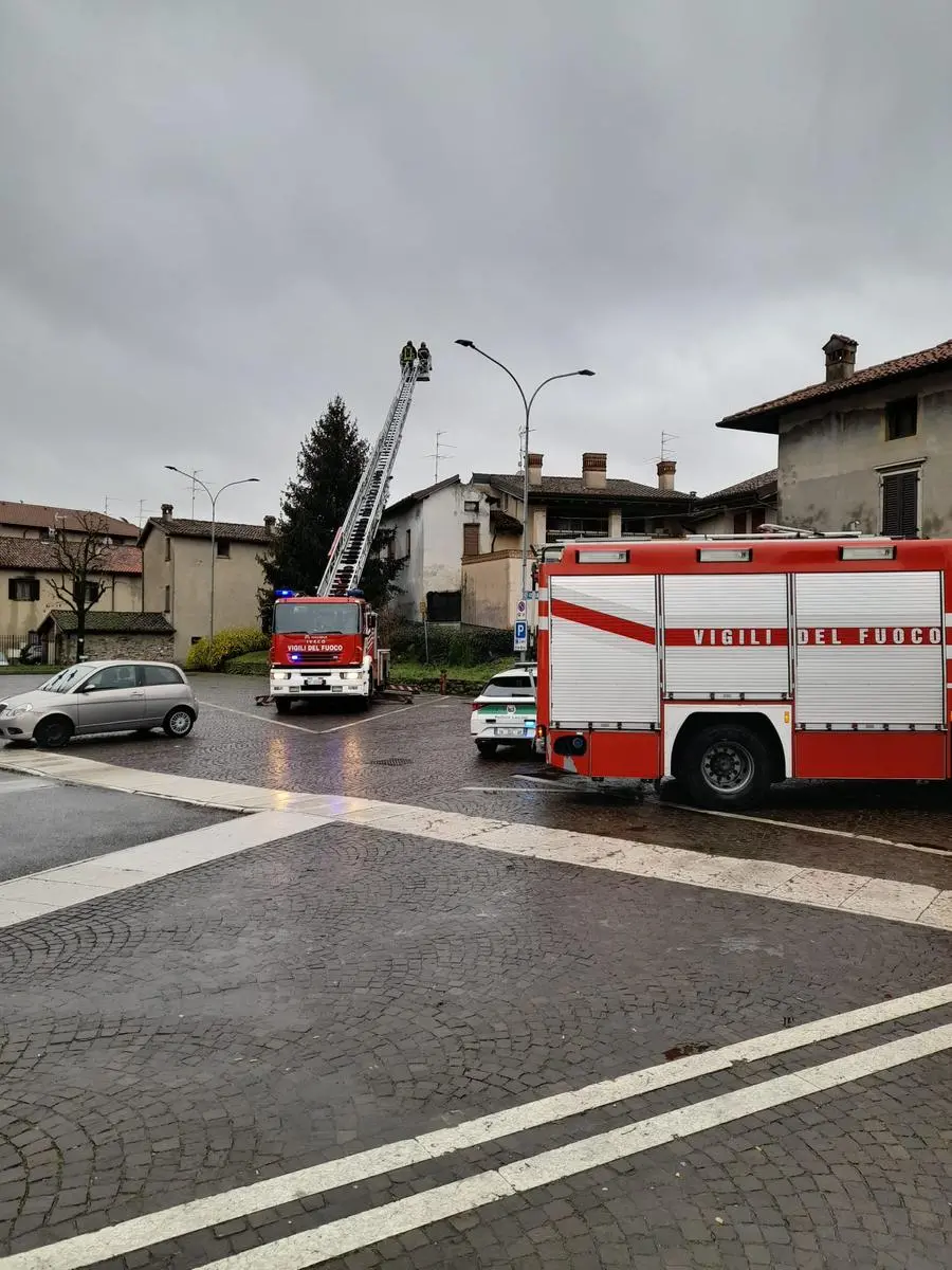 Crollano calcinacci a Palazzolo, l'intervento dei Vigili del fuoco