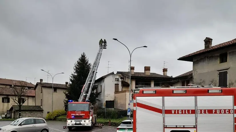 Crollano calcinacci a Palazzolo, l'intervento dei Vigili del fuoco