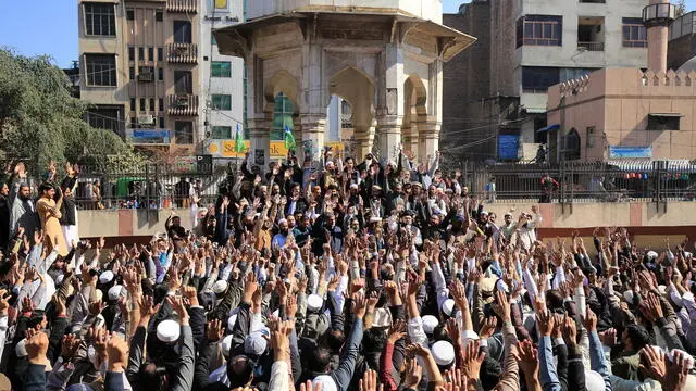 epaselect epa11174615 Supporters of Muttahida Shariat Mahaz Pakistan conservative party gather to protest against a recent judgement passed by the Chief Justice of Pakistan, Qazi Faez Isa, in Peshawar, Pakistan, 23 February 2024. Supporters of Pakistani Islamist parties rallied against the Chief Justice's remarks, alleging blasphemy. The protest, led by groups including Tehreek-e-Labaik Pakistan, denounced Chief Justice Qazi Faez Isa's comments in a case involving an Ahmadi community member. The court's decision to grant bail to the accused, who faced blasphemy charges for distributing Islamic literature, sparked outrage. Police warned protesters to remain peaceful as demonstrations erupted in cities like Karachi and Peshawar. The Supreme Court refuted allegations, calling the campaign against Chief Justice Isa 'absolutely wrong,' amid claims linking the controversy to political motives, including grievances against former Prime Minister Imran Khan. EPA/BILAWAL ARBAB