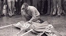 Un'immagine del 28 maggio 1974 mostra un uomo che si dispera accanto al corpo di una delle vittime - © www.giornaledibrescia.it