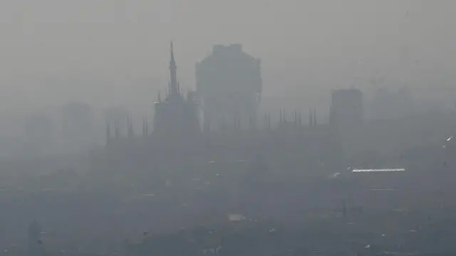 Il Duomo visto da Palazzo Lombardia, Milano, 20 febbraio 2024. Resta oltre i limiti consentiti la concentrazione di polveri sottili in quasi tutta la Lombardia dove in 9 province, Milano compresa, da oggi sono in vigore le misure antismog di primo livello come il divieto di circolazione dei mezzi più inquinanti durante il giorno. ANSA/DANIEL DAL ZENNARO