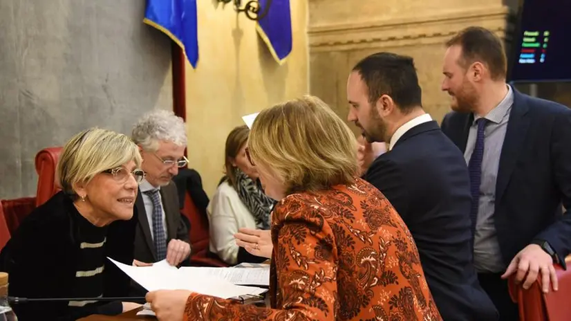 Un momento di dialogo nella maggioranza in Loggia durante il Consiglio comunale - Foto Christian Penocchio