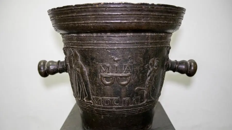 Mortaio bronzeo con il simbolo dell’Ospedale Civile e datato 1698 di proprietà dell’azienda sociosanitaria territoriale