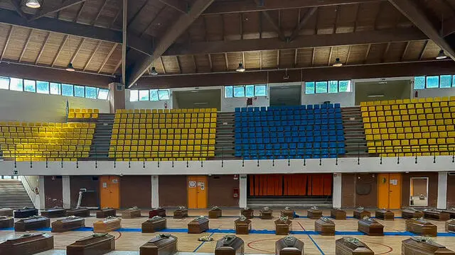 È stata è rinviata a domani mattina l'apertura della camera ardente nel Palamilone, il palazzetto dello sport di Crotone dove sono state collocate le bare delle vittime del naufragio di domenica mattina, 28 febbraio 2023.
ANSA/Giuseppe Pipita
