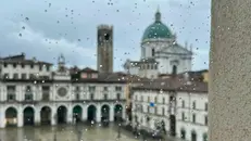 Pioggia in piazza Loggia