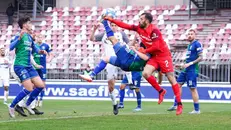 La rovesciata di Manzari con il gol poi annullato dal Var durante FeralpiSalò-Ascoli - Foto New Reporter Comincini © www.giornaledibrescia.it