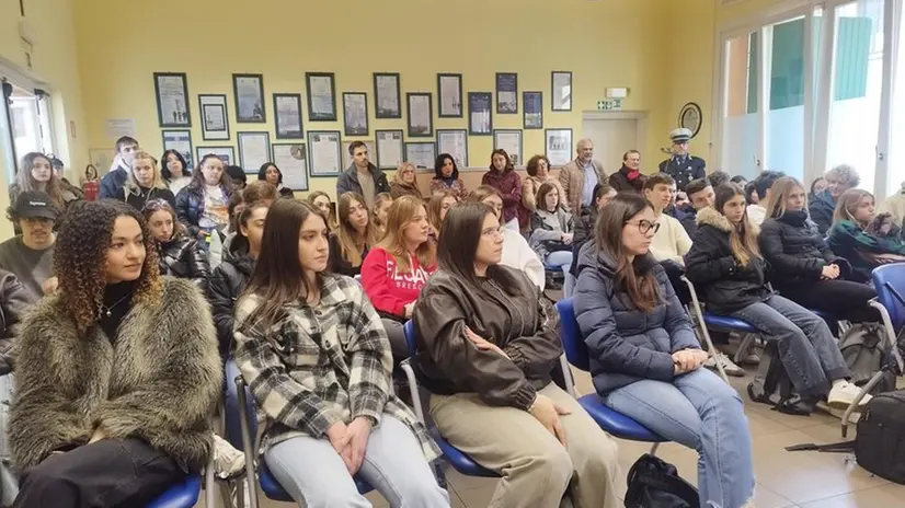 Studenti nella sede della polizia Locale - © www.giornaledibrescia.it