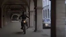 La sequenza della rapina in «La Polizia chiede aiuto», girata sotto i Portici