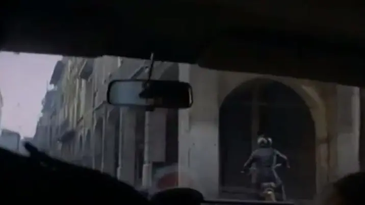 Una scena di «La Polizia chiede aiuto» in via X Giornate