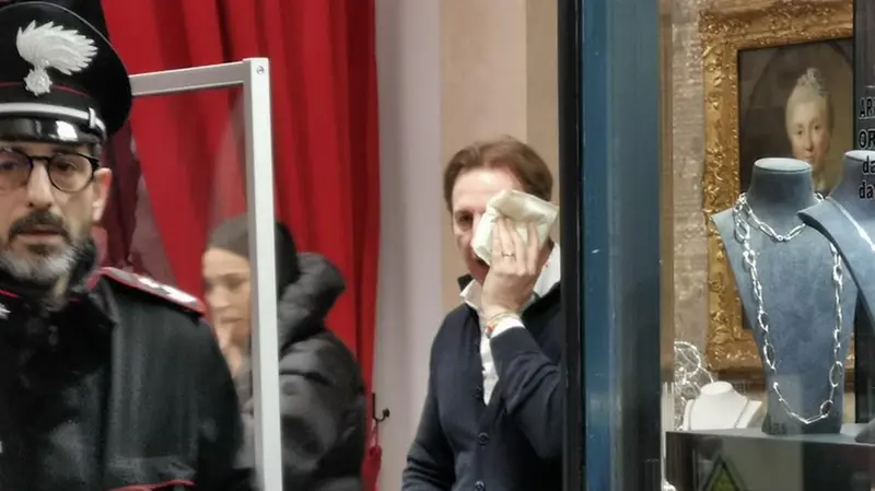 Il gioielliere ferito dai rapinatori in via X Giornate
