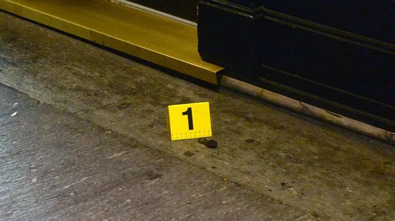 Uno degli elementi individuati sulla scena della rapina in via X Giornate - Foto Marco Ortogni Neg © www.giornaledibrescia.it