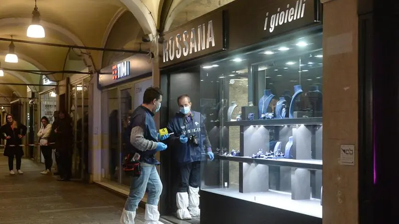 Rilievi alla gioielleria dopo la rapina in via X Giornate - Foto Marco Ortogni Neg © www.giornaledibrescia.it