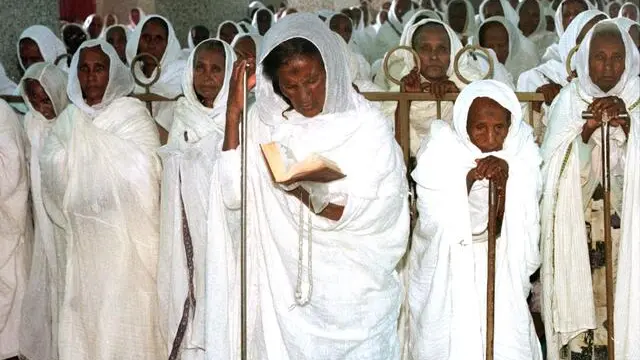 ASM02 - 19980619 - ASMARA, ERITREA : Eritrean christians pray at Asmara's main church 19 June asking God to stop the war. Eritrea considers mediation based on a US-Rwandan plan to end its border war with Ethiopia to be "over," but the Organisation of African Unity will continue talks "at various ministerial levels," OAU Secretary General Salim Ahmed Salim said in Addis Ababa 19 June. Ethiopian gunners shelled Eritrean positions on the Zala Anbesa region of the front line 19 June according to witnesses.    EPA/AFP/AMR NABIL