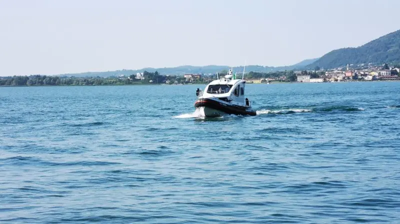La motovedetta dei carabinieri in azione nel lago d'Iseo - © www.giornaledibrescia.it
