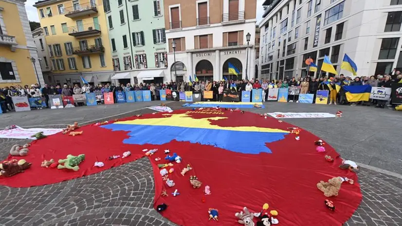 Ucraini in piazza Mercato per i due anni di guerra