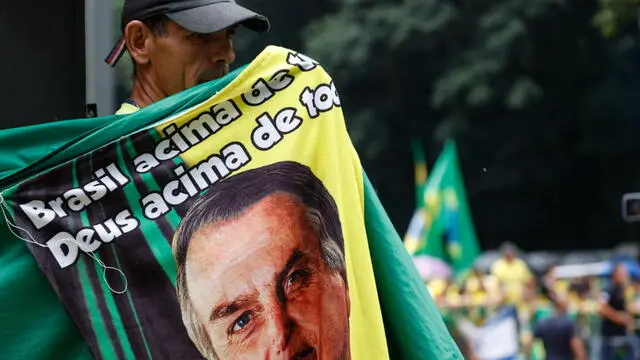 epa11180584 A supporter of Brazilian former President Jair Bolsonaro joins a rally at the Paulista avenue in Sao Paulo, Brazil, 25 February 2024. Bolsonaro called his supporters to take to the streets of Sao Paulo while the former head of state is being investigated in relation to the 2023 attempted coup d’etat.  EPA/Sebastiao Moreira