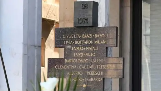 La stele in memoria delle vittime della strage di piazza della Loggia a Brescia - Foto Gabriele Strada/Neg © www.giornaledibrescia.it