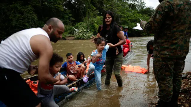 epa10904500 Migrants disembark from canoes to be transferred to an immigration reception station in Lajas Blancas, Meteti, Darien, Panama 06 October 2023.The presidents of Panama, Laurentino Cortizo, and Costa Rica, Rodrigo Chaves, traveled this 06 October to the Darien region, bordering Colombia, to address together the migration crisis, with the daily arrival of thousands of migrants on their way to the United States.  EPA/Bienvenido Velasco