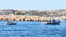 Altri tre barchini, con a bordo oltre 40 tunisini e qualche libico, sono stati soccorsi, dalle motovedette della Capitaneria e della Guardia di finanza, nelle acque antistanti a Lampedusa (Ag), 11 agosto 2020. Sono saliti a otto, dalla mezzanotte ad ora, gli sbarchi registratisi con un totale di oltre 120 persone. All'hotspot si è arrivati ad oltre 360 presenze. La Prefettura di Agrigento, anche in considerazione del fatto che il mare è buono, è già al lavoro per varare un piano di trasferimenti.
ANSA/ELIO DESIDERIO