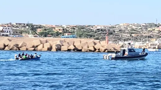 Altri tre barchini, con a bordo oltre 40 tunisini e qualche libico, sono stati soccorsi, dalle motovedette della Capitaneria e della Guardia di finanza, nelle acque antistanti a Lampedusa (Ag), 11 agosto 2020. Sono saliti a otto, dalla mezzanotte ad ora, gli sbarchi registratisi con un totale di oltre 120 persone. All'hotspot si è arrivati ad oltre 360 presenze. La Prefettura di Agrigento, anche in considerazione del fatto che il mare è buono, è già al lavoro per varare un piano di trasferimenti.
ANSA/ELIO DESIDERIO