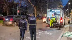 I rilievi della polizia locale dopo che un uomo di 37 anni è stato investito e ucciso a Milano, mentre si trovava in strada a bordo della sua bici elettrica, 10 gennaio 2024. L'auto investitrice si è fermata a prestare i primi soccorsi ma per lui non c'è stato nulla da fare. ANSA/ ANDREA FASANI