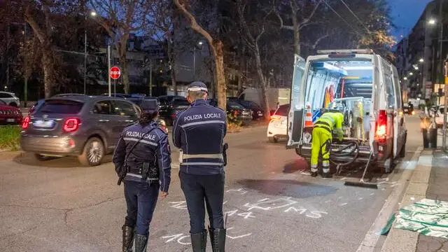 I rilievi della polizia locale dopo che un uomo di 37 anni è stato investito e ucciso a Milano, mentre si trovava in strada a bordo della sua bici elettrica, 10 gennaio 2024. L'auto investitrice si è fermata a prestare i primi soccorsi ma per lui non c'è stato nulla da fare. ANSA/ ANDREA FASANI