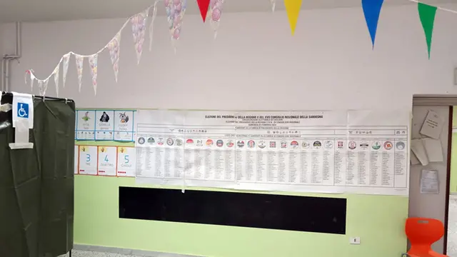 Amministrative in Sardegna, un seggio elettorale (foto generica)