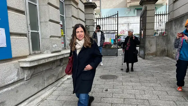 La candidata del centrosinistra Alessandra Todde ha votato al seggio n .4 allestito alle scuole elementari di Via Matteotti, Scuola Podda a Nuoro