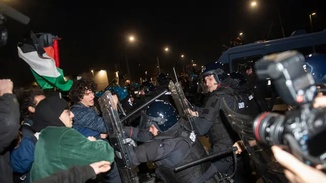 Cariche al presidio di fronte alla sede RAI di Bologna dopo le polemiche nate dal comunicato dell'Amministratore Delegato della RAI su Israele. In migliaia hanno partecipato al presidio chiedendo e ottenendo la lettura del comunicato durante l'edizione del TGR e poi sono partiti in corteo.